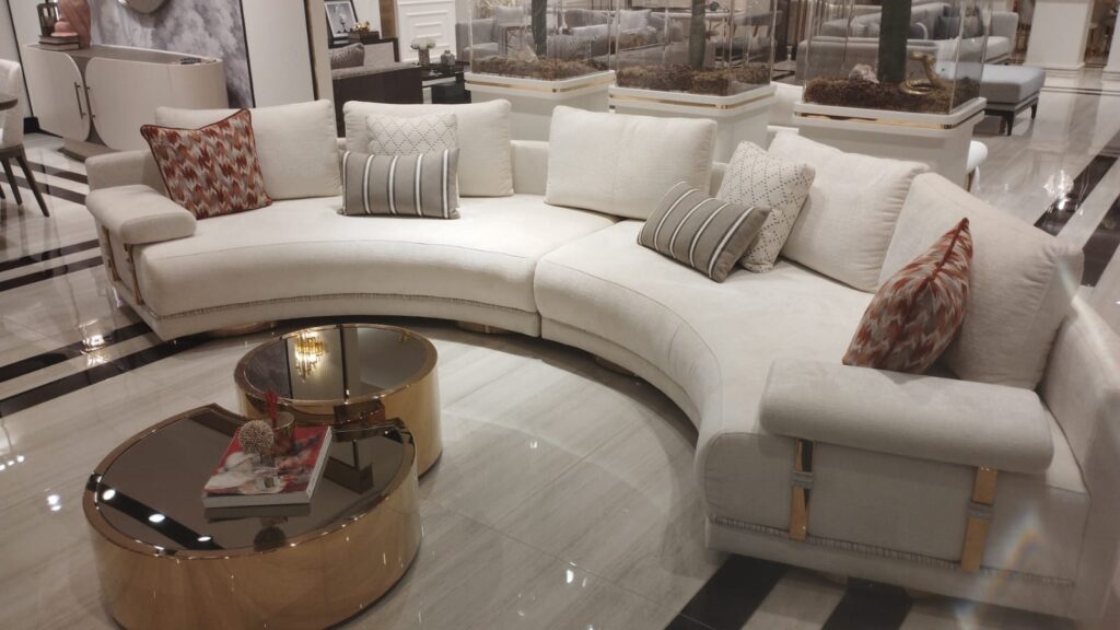 ROMA KOLTUK TAKIMI BIR GETIRIYOR YAŞAMINIZA YENİ BİR NEFES LÜKSÜ BİRLEŞTİREREK MEKANLAR VE KONFOR. MODERN ÇİZGİLER VE YUMUŞAK EĞRILER, BIR ARADA GENIŞ OTURMA ALANLARINA SAHIP VE ZENGIN YASTIK DETAYLARI, DERIN BIR RAHATLAMA SUNUN VE ESTETİK ZEVK