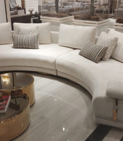 ROMA KOLTUK TAKIMI BIR GETIRIYOR YAŞAMINIZA YENİ BİR NEFES LÜKSÜ BİRLEŞTİREREK MEKANLAR VE KONFOR. MODERN ÇİZGİLER VE YUMUŞAK EĞRILER, BIR ARADA GENIŞ OTURMA ALANLARINA SAHIP VE ZENGIN YASTIK DETAYLARI, DERIN BIR RAHATLAMA SUNUN VE ESTETİK ZEVK